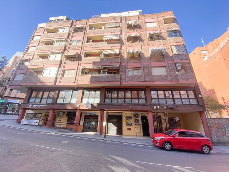 Amplio local con terraza