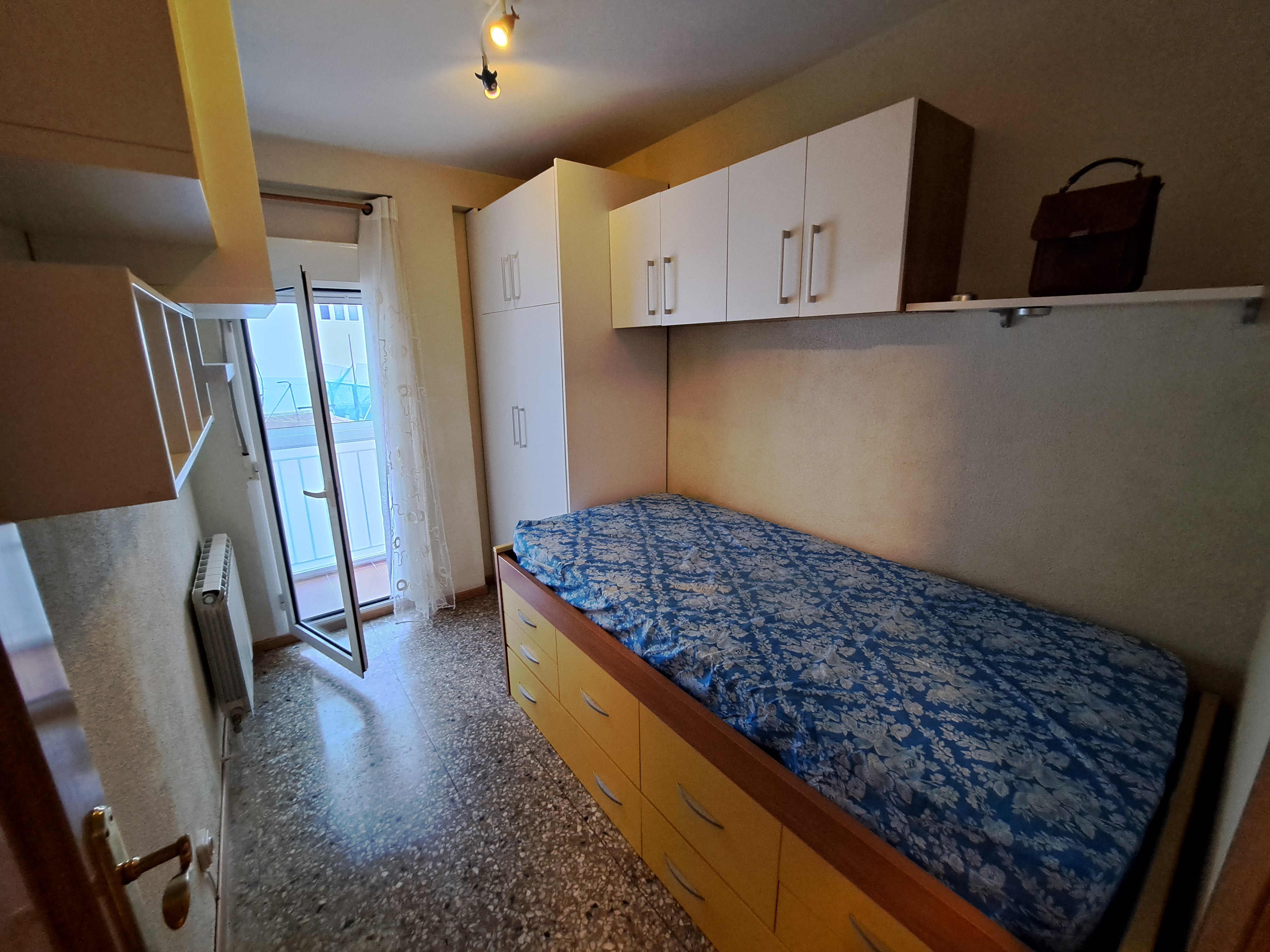 Fantástico piso reformado de dos dormitorios y un despacho.
