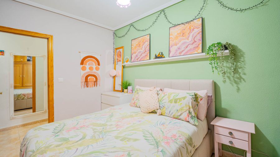 Venta para inversores de apartamento de 2 dormitorios con piscina comunitaria en Torrevieja