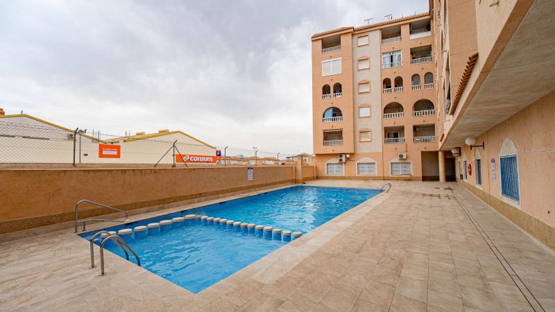 Apartamento para inversión de dos dormitorios con terraza y piscina comunitaria en la zona de El Molino
