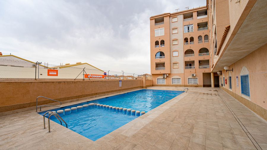 Apartamento para inversión de dos dormitorios con terraza y piscina comunitaria en la zona de El Molino